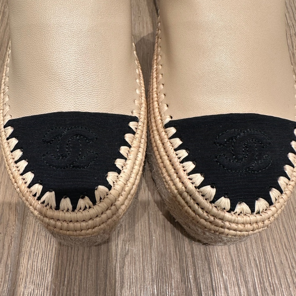CHANEL Women's Beige and Black Espadrille Mules - Picture 14 of 15